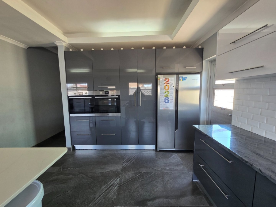 4 Bedroom Property for Sale in Wavecrest Western Cape